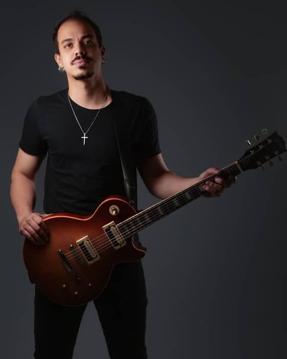 🎸 Filippe Samuel
Filippe Samuel é o responsável por dar vida ao som vibrante d