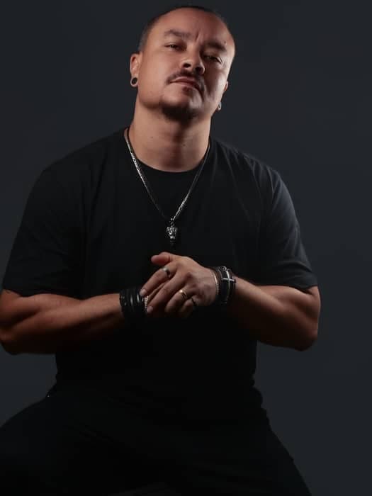 🥁 Tiago Vitek
Tiago Vitek é o baterista responsável por trazer potência criati