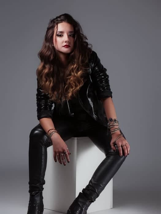 🎤 Mari Bless
A jornada musical de Mari Bless começou em 2015, quando ingressou